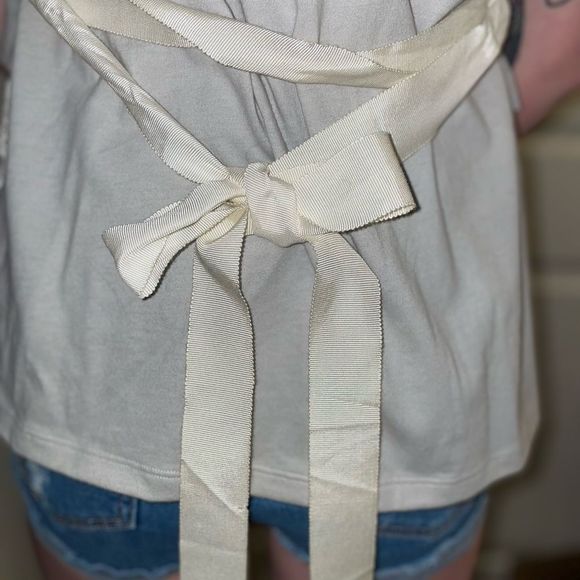 HOLLISTER Ruffles Ruffles Ruffles! An adorable tank size L - Picture 2 of 10